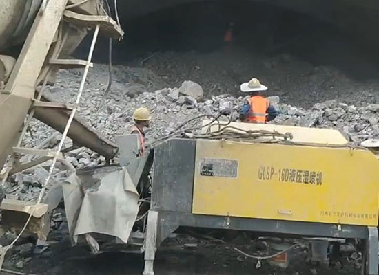 中铁十七局隧道用双喷头混凝土湿喷机施工视频