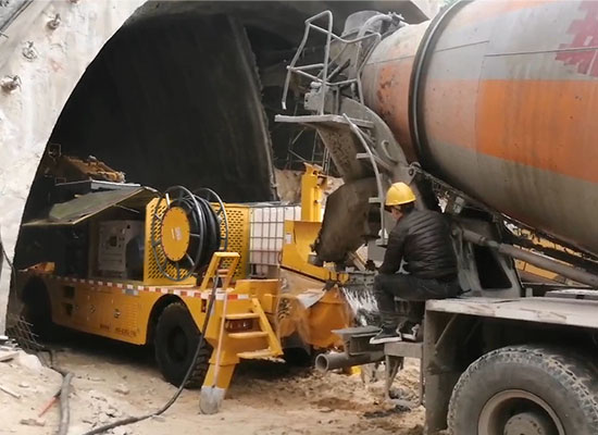 隧道用工程底盘混凝土湿喷台车施工视频