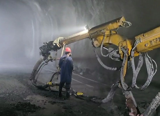 隧道混凝土湿喷台车施工视频